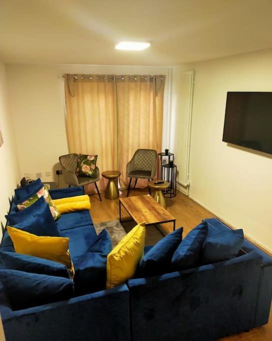 Impeccable 2-Bed House Apartment London Exterior photo